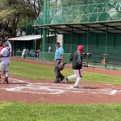 AMLO presume sus dotes beisboleros, dio hit y anotó carrera