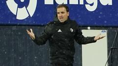 Soccer Football - La Liga Santander - Osasuna v Real Madrid - El Sadar Stadium, Pamplona, Spain - January 9, 2021 Osasuna coach Jagoba Arrasate reacts REUTERS/Vincent West