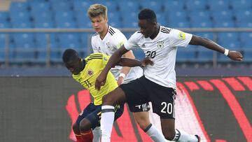 FOR15 NUEVA DELHI (INDIA) 16/10/2017.- El alemán Yann Bisseck (d) disputa un balón con el colombiano Juan Penaloza durante un encuentro de octavos de final del Mundial sub17 en el Jawaharlal Nehru Stadium en Nueva Delhi, India, hoy, 16 de octubre de 2017. EFE/RAJAT GUPTA