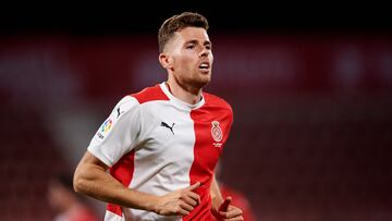 Tras dos temporadas en el conjunto pepinero, el 14 de agosto de 2019 se hizo oficial su vuelta al Girona. A pesar de tener ofertas de primera decidió jugar en el Girona que acababa de descender a segunda. Dos años estuvo en el primer equipo con final amargo, perdiendo ambos años la final de la promoción de ascenso.