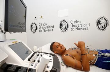 El nuevo jugador del club rojiblanco pasando el reconocimiento médico. 