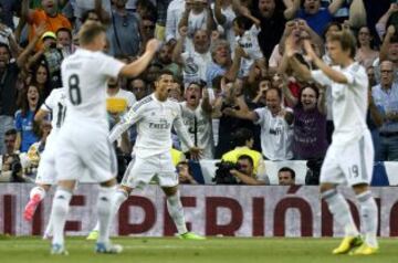 Delantero portugués del Real Madrid Cristiano Ronaldo celebrando el gol del empate 