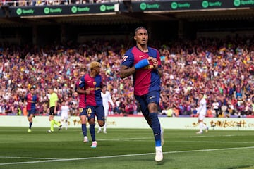 En la Jornada 35, el Barcelona venci¨® al Real Madrid por 4-3 en el Estadi Ol¨ªmpic Llu¨ªs Companys, en un partido clave que pr¨¢cticamente sentenci¨® el campeonato.
El encuentro comenz¨® con el Madrid tomando la delantera gracias a un doblete de Kylian Mbapp¨¦ en los primeros 15 minutos. Sin embargo, el Bar?a reaccion¨® r¨¢pidamente: Eric Garc¨ªa y Lamine Yamal igualaron el marcador en apenas 20 minutos. Antes del descanso, Raphinha anot¨® un doblete, completando la remontada azulgrana.
En la segunda mitad, el Madrid intent¨® reaccionar y Mbapp¨¦ recort¨® distancias en el minuto 70, pero no fue suficiente para evitar la derrota. Con esta victoria, el Bar?a se coloc¨® 7 puntos por encima del Real Madrid a falta de 9 puntos por jugarse, dejando al conjunto blanco con muy pocas opciones de pelear el t¨ªtulo.
El partido estuvo lleno de emoci¨®n y pol¨¦mica, con decisiones arbitrales que generaron debate. Adem¨¢s, fue el ¨²ltimo Cl¨¢sico de Carlo Ancelotti como entrenador del Madrid.