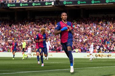 En la Jornada 35, el Barcelona venció al Real Madrid por 4-3 en el Estadi Olímpic Lluís Companys, en un partido clave que prácticamente sentenció el campeonato.

El encuentro comenzó con el Madrid tomando la delantera gracias a un doblete de Kylian Mbappé en los primeros 15 minutos. Sin embargo, el Barça reaccionó rápidamente: Eric García y Lamine Yamal igualaron el marcador en apenas 20 minutos. Antes del descanso, Raphinha anotó un doblete, completando la remontada azulgrana.

En la segunda mitad, el Madrid intentó reaccionar y Mbappé recortó distancias en el minuto 70, pero no fue suficiente para evitar la derrota. Con esta victoria, el Barça se colocó 7 puntos por encima del Real Madrid a falta de 9 puntos por jugarse, dejando al conjunto blanco con muy pocas opciones de pelear el título.

El partido estuvo lleno de emoción y polémica, con decisiones arbitrales que generaron debate. Además, fue el último Clásico de Carlo Ancelotti como entrenador del Madrid.