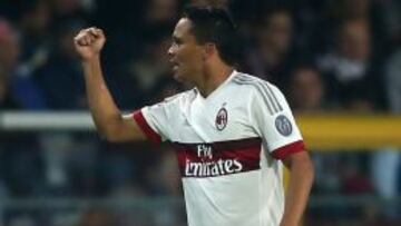 Carlos Bacca celebra el gol que le anot&oacute; el pasado domingo al Torino en la octava fecha de la Serie A