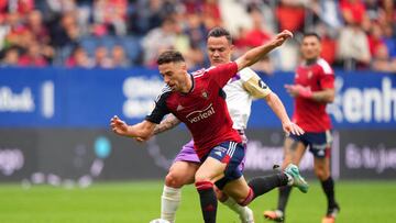 PAMPLONA, SPAIN - OCTOBER 30: Roque Mesa of Real Valladolid and Kike Barja of Osasuna battle for the ball during the LaLiga Santander match between CA Osasuna and Real Valladolid CF at El Sadar Stadium on October 30, 2022 in Pamplona, Spain. (Photo by Juan Manuel Serrano Arce/Getty Images)