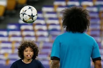 Los niños irrumpen en el entreno del Madrid en Kiev