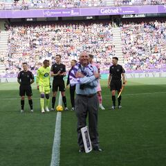 Fernando Redondo recibe el cariño de Zorrilla