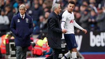 Soccer Football - Premier League - West Ham United v Tottenham Hotspur - London Stadium, London, Britain - November 23, 2019 Tottenham Hotspur's Dele Alli speaks with Tottenham Hotspur manager Jose Mourinho after he is substituted off as West Ham United manager Manuel Pellegrini looks on REUTERS/David Klein EDITORIAL USE ONLY. No use with unauthorized audio, video, data, fixture lists, club/league logos or "live" services. Online in-match use limited to 75 images, no video emulation. No use in betting, games or single club/league/player publications. Please contact your account representative for further details.