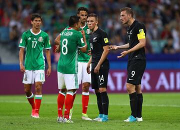 Marco Fabián reclama una acción.