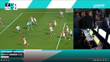 La polémica que ha incendiado Gijón: pitan penalti por una falta del atacante