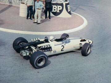 Bruce McLaren con el M2B con motor Ford en el GP de Mónaco de 1966.