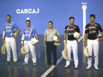 Las parejas formadas por Imanol López, zaguero, y Jean Olaran, delantero, y Txabi Inza, zaguero, y Iñaki Goikoetxea, delantero, al inicio de la final del Abierto Villa de Madrid de pelota vasca 
