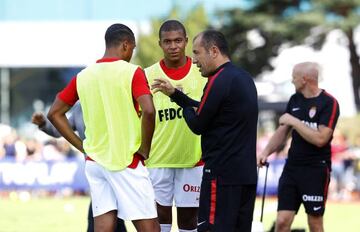 Jardim gives instructions to Mbappé during preseason game.