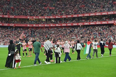 El Athletic organizó un acto de solidaridad con la comunidad palestina refugiada en en el partido ante el Mallorca en San Mamés.