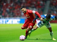 MEX6676. TOLUCA (MÉXICO), 26/10/2025.- Alexis Vega (i) del Toluca disputa un balón con Carlos Sánchez (d) de Pachuca este domingo, durante un partido de la Liga MX en el estadio Nemesio Diez, en Toluca (México). EFE/Felipe Gutiérrez