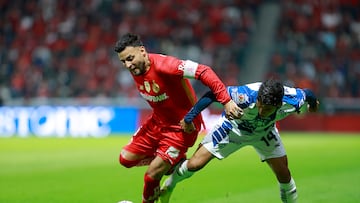 MEX6676. TOLUCA (MÉXICO), 26/10/2025.- Alexis Vega (i) del Toluca disputa un balón con Carlos Sánchez (d) de Pachuca este domingo, durante un partido de la Liga MX en el estadio Nemesio Diez, en Toluca (México). EFE/Felipe Gutiérrez