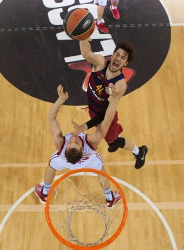 El jugador del Barcelona Ante Tomic ante Leon Radosevic jugador del Brose Basket Bamberg durante un partido de la Euroliga. 