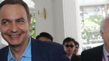 <b>ESPERANZADO</B>. El presidente del Gobierno, junto a Moratinos, a su llegada al hotel de la delegación española en Singapur.