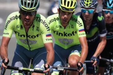 El compañero de Alberto Contador, Oscar Gatto ayuda al pinteño en los primeros kilómetros de la etapa reina del Tour 2016.