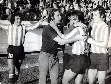 Bilardo fue entrenador en cuatro ocasiones diferentes de Estudiantes. En 1971 fue el interino en varios encuentros Entre 1973 y 1975 dirigió de nuevo al club pincharrata antes de marcharse a entrenar a Colombia. Volvió a dirigirlo en 1982, ganando la liga, y se marchó cuando tuvo la oportunidad de dirigir a la Selección de Argentina. Su última etapa fue entre 2003 y 2004.