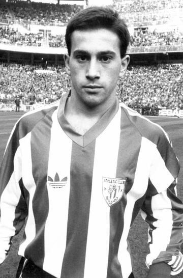 Debutó con el Athletic de Bilbao, en Primera División, el 13 de octubre de 1985, permaneció en el club Bilbaíno durante tres temporadas.