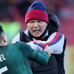 El duro encontrón de Medel y su entrenador en el Bologna