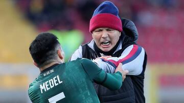 LECCE, ITALY - DECEMBER 22: Head coach of Bologna Sinisa Mihajlovic argues with Gary Medel during the Serie A match between US Lecce and Bologna FC at Stadio Via del Mare on December 22, 2019 in Lecce, Italy. (Photo by Maurizio Lagana/Getty Images)