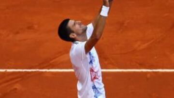 Djokovic mira al cielo.
