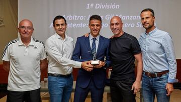 Gil Manzano recibiendo el premio.