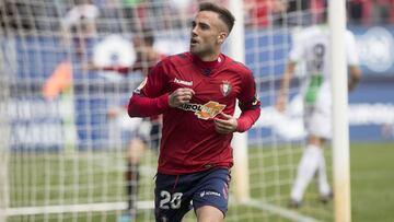 Robert Ibañez celebra un gol con la camiseta de Osasuna.