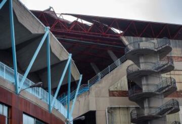 Parte del techo de la grada de Río del estadio de Balaídos ha perdido la cubierta debido al temporal que ha obligado a decretar la alerta roja en las Rías Bajas.