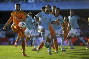 Nacho con el balón ante Jonny.