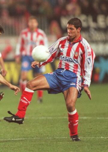 Simeone trata de controla un bal¨®n en el Calder¨®n: el escenario donde vivi¨® muchos ¨¦xitos.