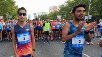 MADRID, 18/09/2022.- Los atletas Javier Guerra (i) y Fernando Carro se preparan para tomar la salida en la carrera "Madrid corre por Madrid" disputada este domingo en la capital. EFE/ Fernando Alvarado
