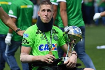 Emotivo homenaje a las víctimas del accidente aéreo de Chapecoense Most of the members of the Chapocoense football team perished in a November 28, 2016 plane crash in Colombia. / AFP PHOTO / NELSON ALMEIDA