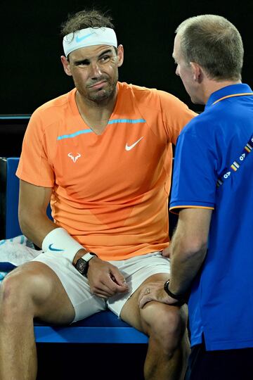 Rafa Nadal ha perdido en el Abierto de Australia contra el estadounidense McDonald tras sentir dolores en su cadera que no le han dejado continuar con normalidad.