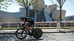 GRAF7803. BILBAO, 05/04/2021.- El ciclista esloveno del equipo Jumbo-Visma Primoz Roglic, a su paso por el museo Guggenheim durante su recorrido en la etapa crono individual de 13,89 km de recorrido entre Bilbao-Bilbao en el primer d&iacute;a de la Itzulia 2021, que recorrer&aacute; el Pa&iacute;s Vasco durante seis d&iacute;as. EFE/ Luis Tejido