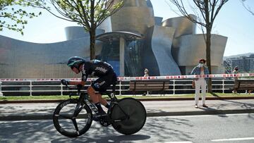 GRAF7803. BILBAO, 05/04/2021.- El ciclista esloveno del equipo Jumbo-Visma Primoz Roglic, a su paso por el museo Guggenheim durante su recorrido en la etapa crono individual de 13,89 km de recorrido entre Bilbao-Bilbao en el primer d&iacute;a de la Itzulia 2021, que recorrer&aacute; el Pa&iacute;s Vasco durante seis d&iacute;as. EFE/ Luis Tejido