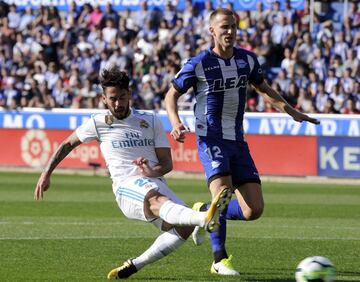 Isco dispara ante Rodrigo Ely.