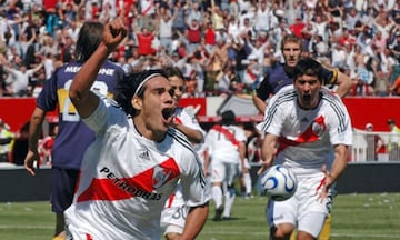 En la liga local, Falcao García anotó 11 goles en River Plate durante el periodo de Diego Simeone como entrenador de este equipo, el cual fue entre diciembre de 2007 y diciembre del año siguiente.