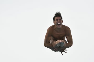 El colombiano Alejandro Arias compite en la Final Final de 1m de Diving Men en los Juegos Centroamericanos y del Caribe 2018 (CAC), en el Coliseo de la Escuela Marymount en Barranquilla, Colombia. 