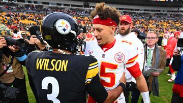 PITTSBURGH, PENNSYLVANIA - DECEMBER 25: Russell Wilson #3 of the Pittsburgh Steelers and Patrick Mahomes #15 of the Kansas City Chiefs embrace after the game at Acrisure Stadium on December 25, 2024 in Pittsburgh, Pennsylvania. Joe Sargent/Getty Images/AFP (Photo by Joe Sargent / GETTY IMAGES NORTH AMERICA / Getty Images via AFP)