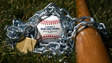 En el último día de pláticas del acuerdo colectivo, los dueños, liderados por MLB, advirtieron que la campaña podría iniciar en la última semana de abril.