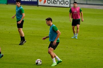 Jorge Delgado, del Rayo Cantabria, entrenando con el Racing.