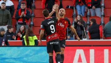 Abdón Prats y Muriqi celebran un gol con el Mallorca.