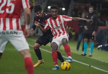 Hassan es la magia del Sporting. El futbolista cedido por el Villarreal se ha destapado como una de las revelaciones y la temporada que viene tendrá infinitas ofertas. Eléctrico por banda y muy generoso: ha repartido cinco asistencias, redondeadas con un gol y tres apariciones en el once.
