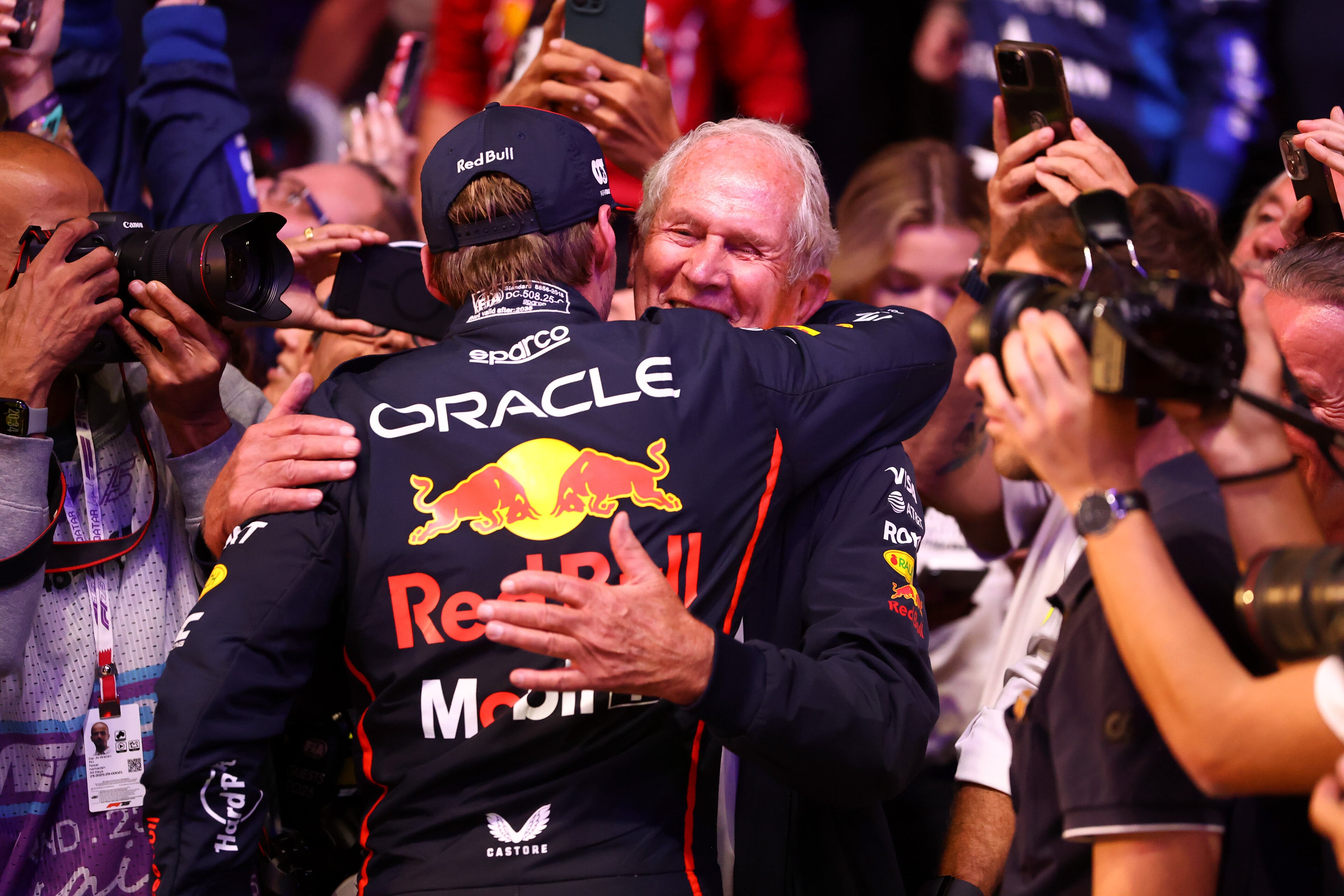 Helmut Marko abraza a Max Verstappen tras el triunfo del neerlandés en el GP de Qatar de F1.