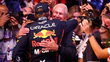 Helmut Marko abraza a Max Verstappen tras el triunfo del neerlandés en el GP de Qatar de F1.