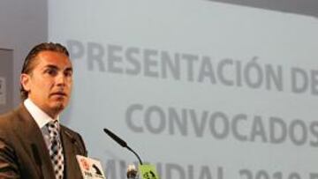 <b>SIN SORPRESAS. </b>Sergio Scariolo dio ayer la lista (en la pizarra trasera) de los 15 jugadores convocados para el Mundial de Turquía.